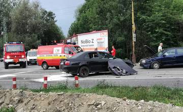Nehoda troch áut na semafore v Radoli odstavila dopravu medzi Žilinou a Čadcou, tvoria sa kolóny