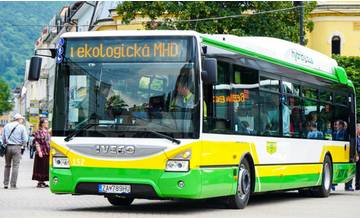 FOTO: Na Hlinkovom námestí slávnostne odovzdali nových 15 hybridných autobusov
