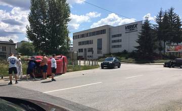 AKTUÁLNE: Na Priemyselnej ulici došlo k zrážke dvoch áut, jedno skončilo prevrátené na boku