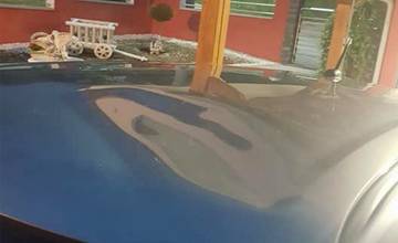 Neznáma osoba poskákala po kapote a streche auta na sídlisku Vlčince, za informácie je odmena