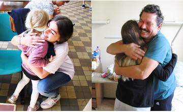 Študenti aj absolventi rôznych škôl prišli do žilinskej nemocnice rozdávať objatia