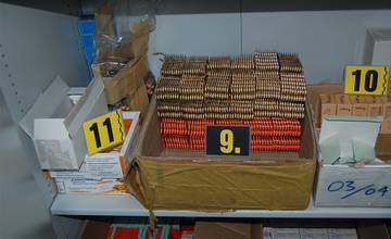 Policajti v stredu zadržali dvoch mužov z Oravy, pri zásahu zaistili 19 000 kusov tabletiek