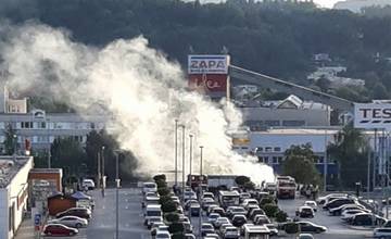Pri supermarkete na Solinkách horelo osobné auto, požiar sa neúspešne pokúšali uhasiť ľudia
