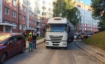 Opitý poľský kamionista sa pokúšal prejsť cez úzke ulice na Hájiku, spôsobil škodu za 6.300 eur