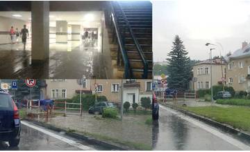 Žilinu potrápila silná búrka, výstrahy pred dažďom platia až do 21:00 hod.