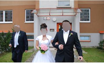 Čitateľ našiel USB kľúč, nachádzajú sa na ňom fotografie zo svadby na Hájiku
