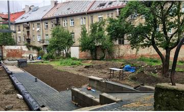 Bábkové divadlo pripravuje nový exteriérový priestor pre divákov vo vnútrobloku