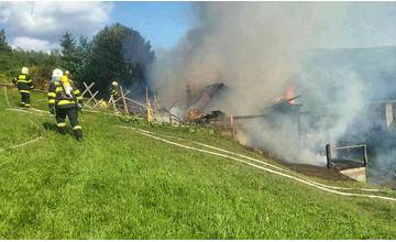 V Liptovskom Mikuláši horela rekreačná chata, pri zásahu pomáhali aj dobrovoľné hasičské zbory