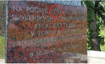 Na pamätníku v Budatíne sa po čase objavili skryté gramatické chyby, mesto dá tabuľu opraviť