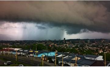 Počas dnešného dňa sa očakávajú búrky s krúpami a silným vetrom, horúčavy zatiaľ neustúpia