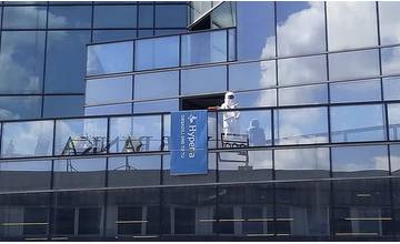 Na jednej z budov v centre Žiliny sa objavil kozmonaut, sprevádzajú ho vesmírne zvuky