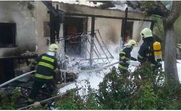 V Žilinskej Lehote horel dnes nadránom rodinný dom, jedna osoba sa zranila