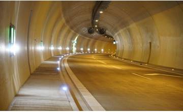AKTUÁLNE: V tuneli Považský Chlmec došlo k nehode motorkára, dopravu odkláňajú