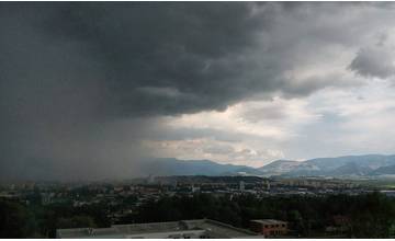 Dnes sa opäť očakáva výskyt búrok s krúpami, výstraha platí do 21:00 hod.