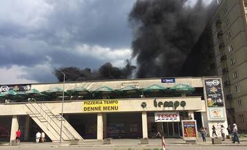 AKTUÁLNE: Na bulvári došlo k požiaru strechy reštaurácie Tempo