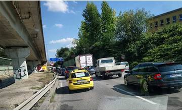 Na ulici Mostná došlo k nehode osobného a nákladného auta, tvoria sa kolóny