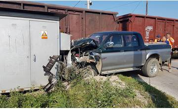 Pri Rajci došlo dnes ráno k zrážke osobného auta a nákladného vlaku, zranenia našťastie neboli ťažké