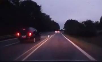 VIDEO: Ďalší hazard na ceste pod Strečnom, vodič auta predchádzal aj napriek vodiacim prahom