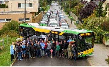V Žiline skúšali, koľko priestoru zaberie autobus s 50 cestujúcimi a koľko 50 osobných áut
