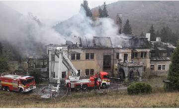AKTUÁLNE: Zámok v Kunerade po ôsmich rokoch opäť horí,hasiči likvidujú požiar od skorého rána