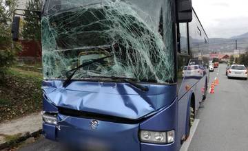 V Kysuckom Novom Meste došlo k zrážke autobusu a nákladného auta, hlásia ľahšie zranenia