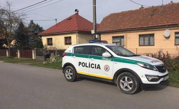 V prípade tragickej udalosti v obci Kotešová obvinila polícia útočníka z dvoch zločinov a prečinu