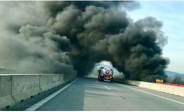 AKTUÁLNE: Pri diaľnici D1 v okolí Predmiera došlo k požiaru, viditeľnosť znemožňuje silné zadymenie
