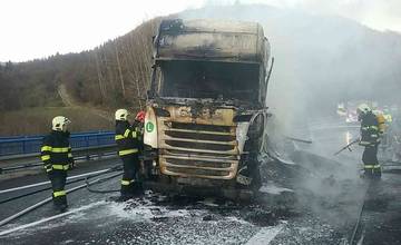 FOTO: Po nehode na Orave došlo k požiaru kamióna, cestu museli uzavrieť na takmer 24 hodín