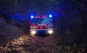 Žilinskí hasiči spolu s DHZ Varín zasahovali pri požiari v lese, šíril sa od odstavenej štvorkolky