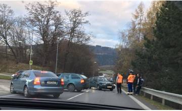 AKTUÁLNE: Nehoda troch vozidiel na križovatke Rosinskej cesty a Matice Slovenskej komplikuje dopravu