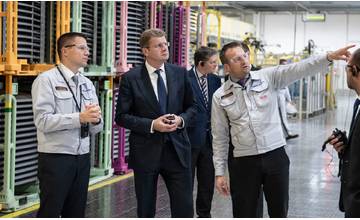Závod Kia Motors Slovakia navštívil minister hospodárstva Peter Žiga, diskutoval aj o investíciách