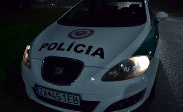 Žilinskí policajti zadržali dvoch podvodníkov, ktorí okrádali dôchodcov po celom Slovensku