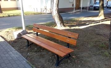 Na sídlisku Vlčince pribudli lavičky, päť z nich pri dennom centre seniorov