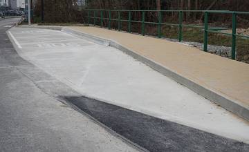 Novovybudovanú zastávku na Kvačalovej ulici museli opraviť, autobusy by sa už do nej mali zmestiť