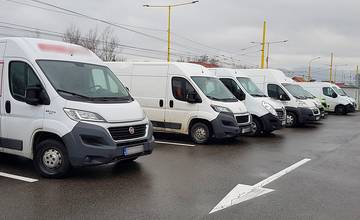 Zákazníci predajne Tesco na Hájiku nemajú kde parkovať, miesta im blokujú dodávky