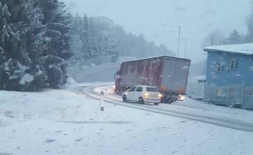 AKTUÁLNE: Na viacerých cestách v Žilinskom kraji sa šmýka, v niektorých častiach padá aj hustý sneh
