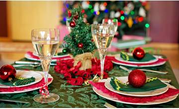 Záchranári upozorňujú na prejedanie sa aj alkohol počas Štedrého dňa, najlepšia je prevencia