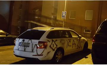 AKTUÁLNE: Na sídlisku Hájik došlo k poškodeniu zaparkovaného osobného auta čiernym sprejom