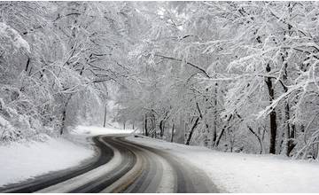 Dnes sa od 08:00 hod. očakáva výskyt snehových jazykov a závejov, vonku zatiaľ padá hustý dážď