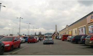 AKTUÁLNE: Zlodeji opäť úradujú, vodičom sa nedajú zamknúť autá na parkovisku pri Kauflande