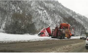 AKTUÁLNE: Cesta pod Strečnom bude dvakrát uzavretá, dôvodom je vyťahovanie kamióna po nehode