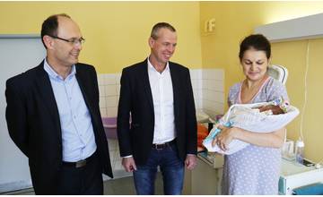 Prvému novoročnému bábätku v Žiline, Matilde, zablahoželal riaditeľ nemocnice aj primátor Žiliny