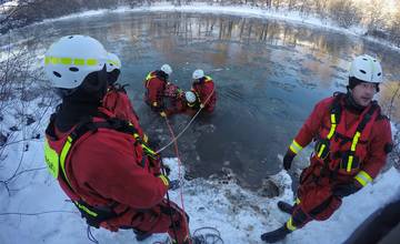 FOTO: Hasiči precvičovali na zamrznutej rieke Kysuca záchranu topiacej sa a podchladenej osoby