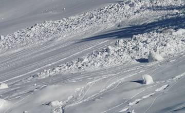 V žľabe pod Veľkým Kriváňom padla lavína, zasypaného 40-ročného skialpinistu sa už nepodarilo oživiť