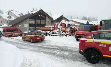 Pri odstraňovaní následkov snehovej kalamity v Žilinskom kraji naďalej pomáhajú desiatky hasičov