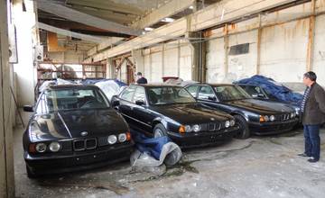 V starej hale v Bulharsku objavili neuveriteľnú zbierku nikdy nejazdených BMW z roku 1994