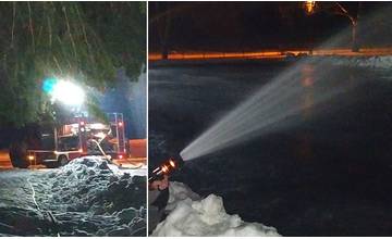 V mestskej časti Trnové vzniká klzisko, dobrovoľní hasiči dnes zalievali asfaltovú plochu vodou