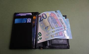 Juraj stratil peňaženku s dokladmi aj peniazmi, neznámy nálezca ju odovzdal mestskej polícii