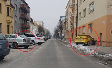 FOTO: Vodič striebornej Audi jazdil po Žiline a búral do áut, policajti ho chytili v Merkury Markete