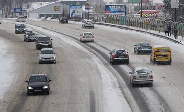 AKTUÁLNE: Na cestách je kašovitý sneh, viaceré horské priechody sú neprejazdné pre nákladnú dopravu